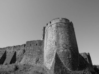 Chepstow 'daki Chepstow Kalesi harabeleri, siyah beyaz