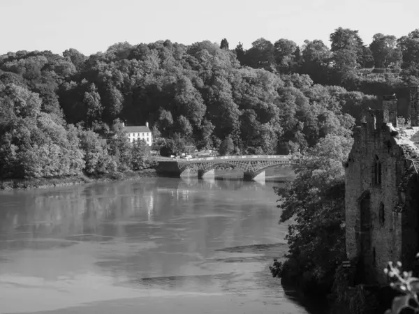 Řeka Wye v Chepstow, černobílá — Stock fotografie