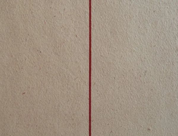 수직으로 빨간 선 이 있는 갈색 골판지 질감 — 스톡 사진