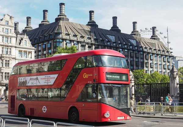Bussen foran Portcullis House i London – stockfoto