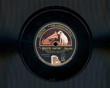 Milan - Aralık 2019: Vintage 78 rpm shellac plak şirketi