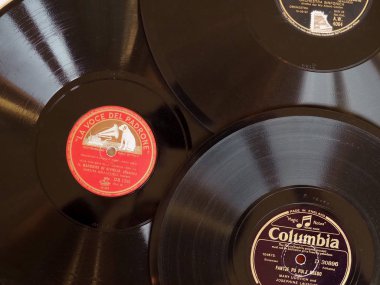 Milan - Aralık 2019: Vintage 78 rpm shellac plak şirketi