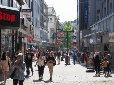 Duesseldorf şehir merkezinde insanlar