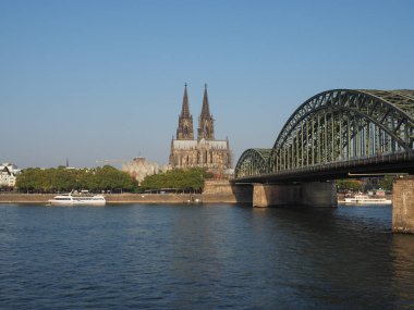 K Nehri üzerinde St Peter Katedrali ve Hohenzollern Köprüsü