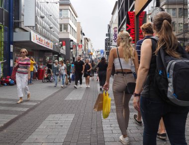Koeln 'deki Hohe Caddesi (ana cadde) alışveriş caddesi