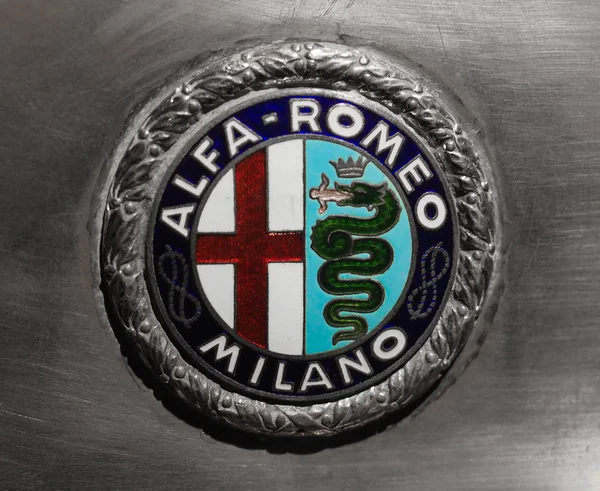 Milaan - nov 2019: Alfa Romeo-bord — Stockfoto