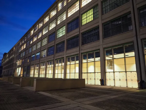 Noční pohled na centrum Lingotto v Turíně — Stock fotografie