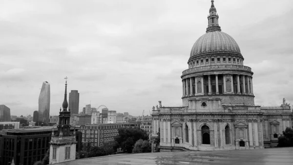 St. Paul Kathedrale in London, schwarz und weiß — Stockfoto