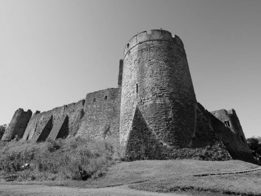 Chepstow 'daki Chepstow Kalesi harabeleri, siyah beyaz