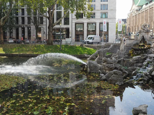 Fuente de Tritonbrunnen en la calle Koenigsallee en Duesseldorf —  Fotos de Stock