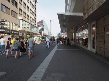 Duesseldorf şehir merkezinde insanlar