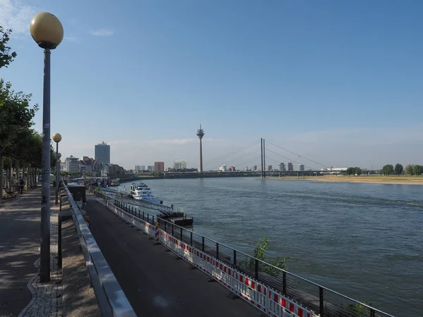 Rheinuferpromenade am Rheinufer in Düsseldorf — Stockfoto