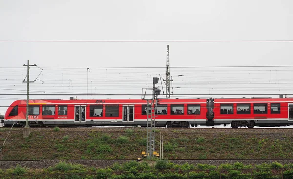 Comboio regional em Koeln — Fotografia de Stock