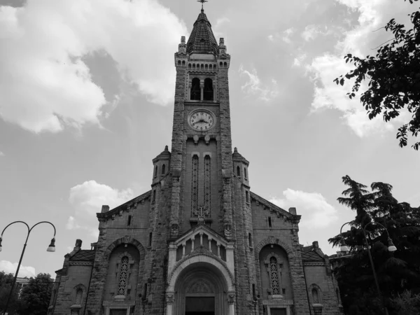 Igreja de Santa Rita da Cascia em Turim, preto e branco — Fotografia de Stock