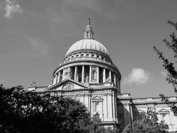 Londra 'daki St. Paul Katedrali, siyah beyaz — Stok fotoğraf