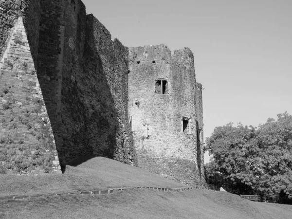 Kasteelruïne Chepstow in Chepstow, zwart-wit — Stockfoto