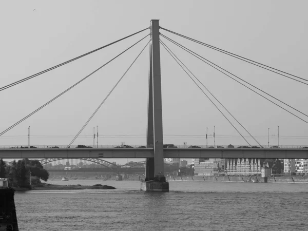 Ponte Severin a Koeln, bianco e nero — Foto Stock