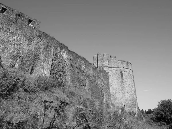 Castillo de Chepstow ruinas en Chepstow, blanco y negro — Foto de Stock