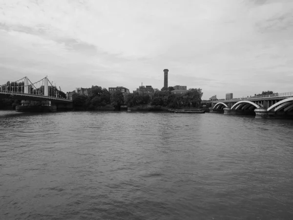 Albert Bridge and Victoria Bridge over river Thames in London, b — Stock fotografie