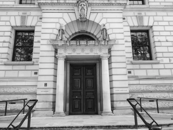 Hm Treasury in London, schwarz-weiß — Stockfoto