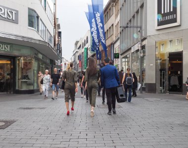 Koeln 'deki Hohe Caddesi (ana cadde) alışveriş caddesi