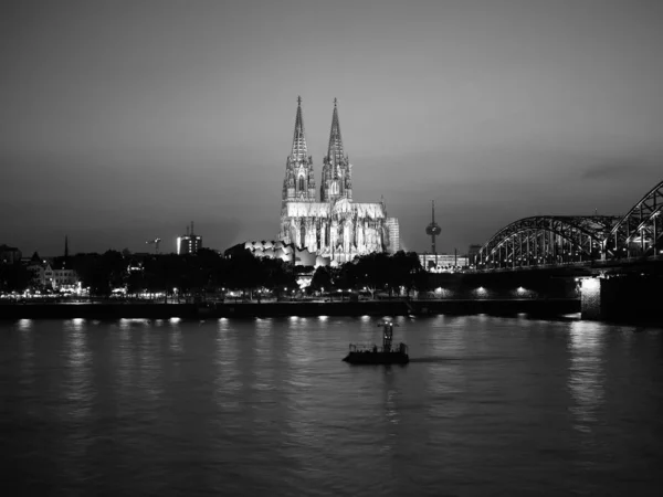 Catedral de São Pedro e Ponte Hohenzollern sobre o rio Reno em K — Fotografia de Stock