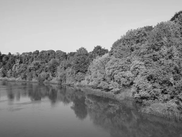Rzeka Wye w Chepstow, czerń i biel — Zdjęcie stockowe