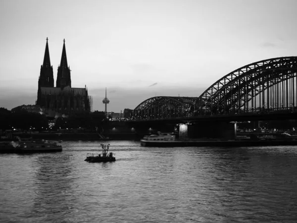 Cattedrale di San Pietro e ponte Hohenzollern sul fiume Reno in K — Foto Stock