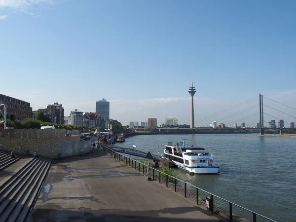 Rheinuferpromenade na margem do rio Reno em Duesseldorf — Fotografia de Stock