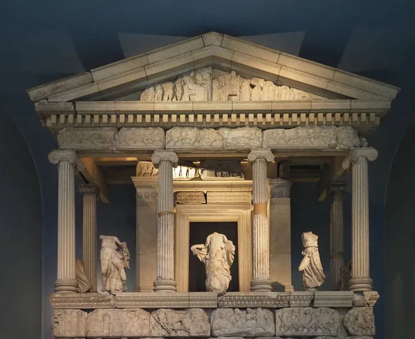 Памятник Нереиду в Британском музее в Лондоне — стоковое фото