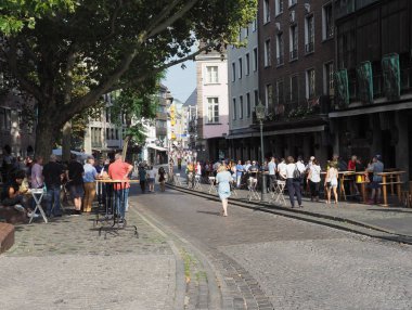 Duesseldorf şehir merkezinde insanlar