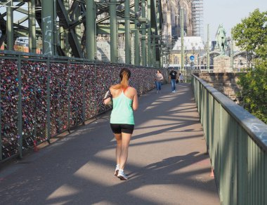 Hohenzollernbruecke (Hohenzollern Köprüsü) Ko Ren nehri üzerinde