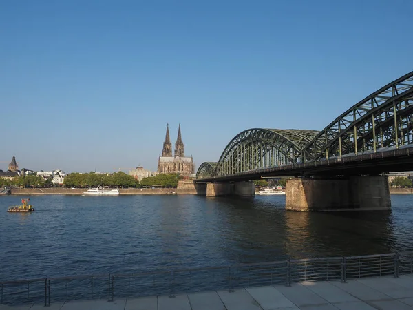 St Peter Cathedral and Hohenzollern Bridge over river Rhine in K — Stock Photo, Image