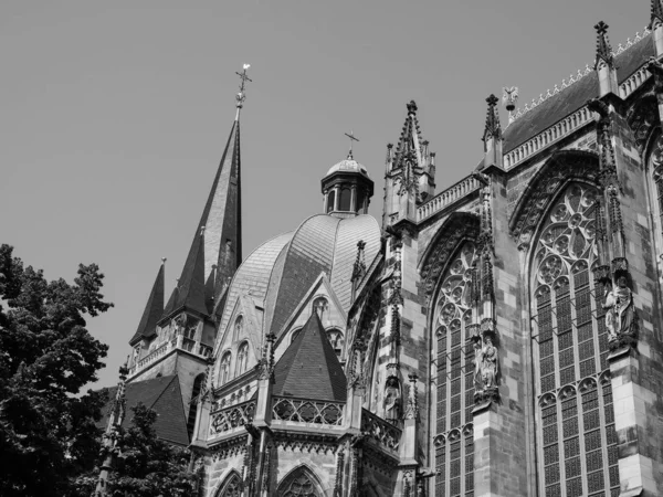 Aachener dom in aachen, schwarz-weiß — Stockfoto