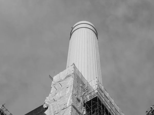 Londra 'daki Battersea Elektrik Santrali bacası, siyah beyaz — Stok fotoğraf