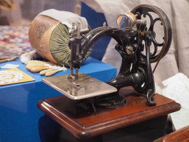 Chepstow - Sep 2019: Willcox & Gibbs dikiş makinesi