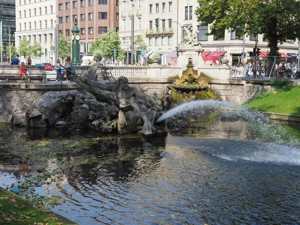 Fontanna Trytonbrunnena przy ulicy Koenigsallee w Duesseldorfie — Zdjęcie stockowe