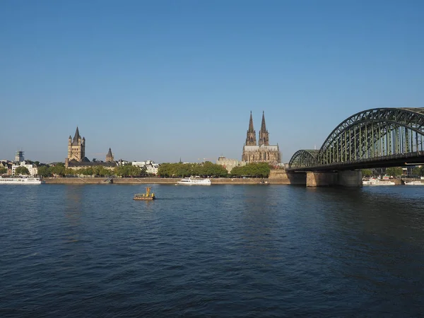 St Peter Cathedral och Hohenzollern bro över floden Rhen i K — Stockfoto