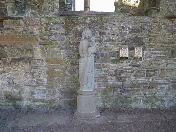 Virgin Mary statue at Tintern Abbey (Abaty Tyndyrn) — Stock Photo, Image