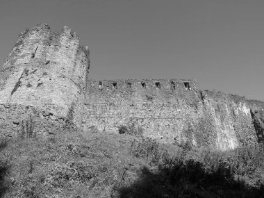 Chepstow 'daki Chepstow Kalesi harabeleri, siyah beyaz