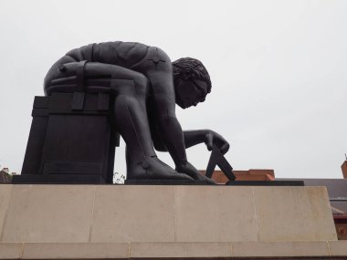 Londra 'daki İngiliz Kütüphanesinde Paolozzi' nin Newton heykeli