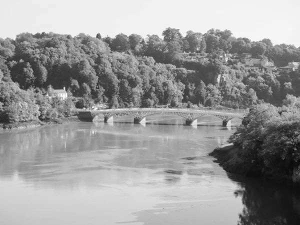 Река Уай в Чепстоу, чёрная и белая — стоковое фото