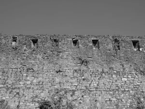 Rovine del castello di Chepstow a Chepstow, in bianco e nero — Foto Stock