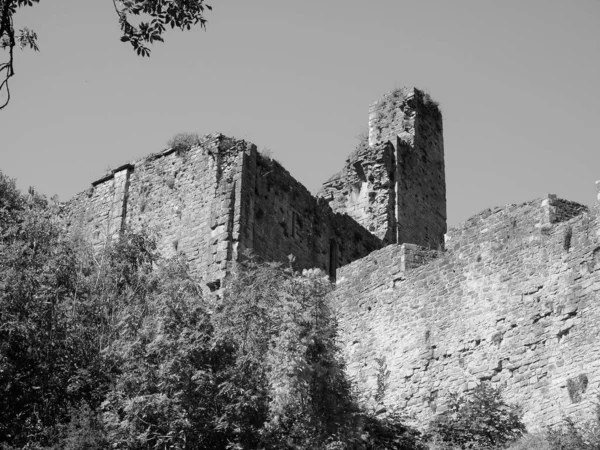 Kasteelruïne Chepstow in Chepstow, zwart-wit — Stockfoto