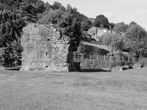 Abadía de Tintern (Abaty Tyndyrn) corte interior en Tintern, negro y — Foto de Stock