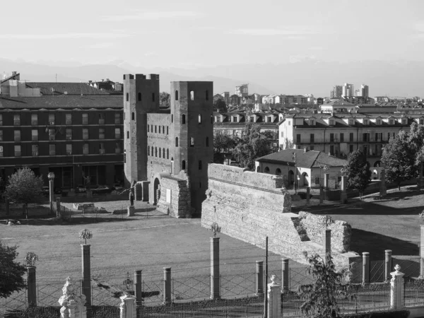 Porta Palatina (Palatinkörsporten) i Turin, svartvitt — Stockfoto