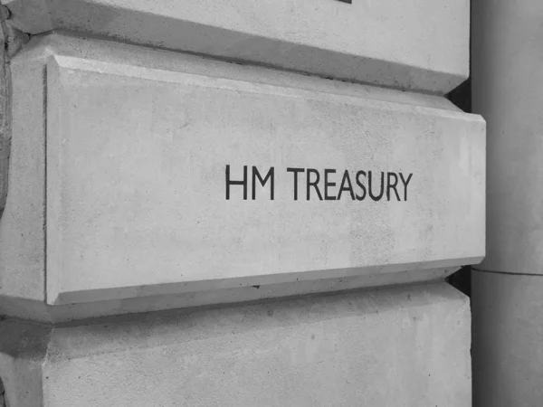런던에 있는 HM 재무 성 간판, 흑백 사진 — 스톡 사진