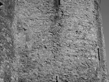 Chepstow 'daki Chepstow Kalesi harabeleri, siyah beyaz