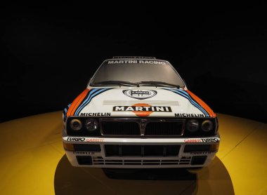 Torino 'daki Torino araba müzesinde klasik Lancia Delta Hf spor arabası.