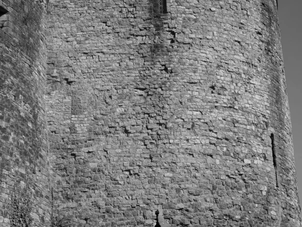 Chepstow Burgruine in chepstow, schwarz und weiß — Stockfoto